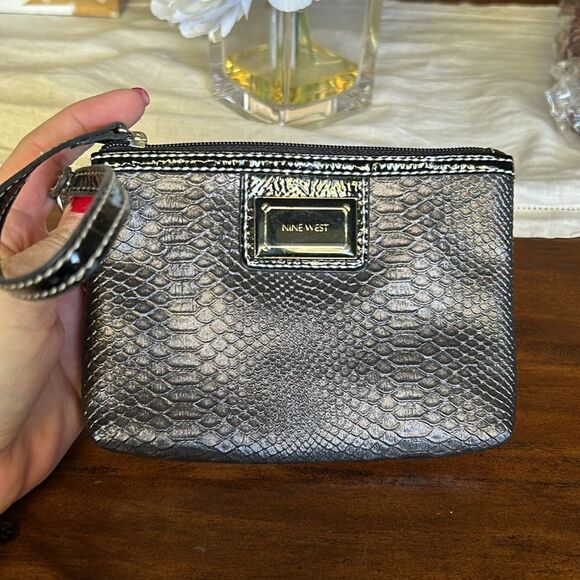 Nine wear  wristlet impeccable condition faux snake leather gray and black - Picture 2 of 10